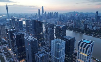 ​从复旦辞职下海，上海前首富一度成全球超级大买家，如今称不再扩张