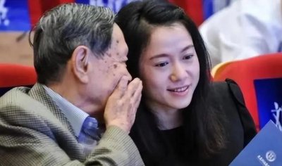 ​翁帆(曝翁帆离开杨振宁远赴日本，戴3只手镯出席聚会，18亿遗产终成空)