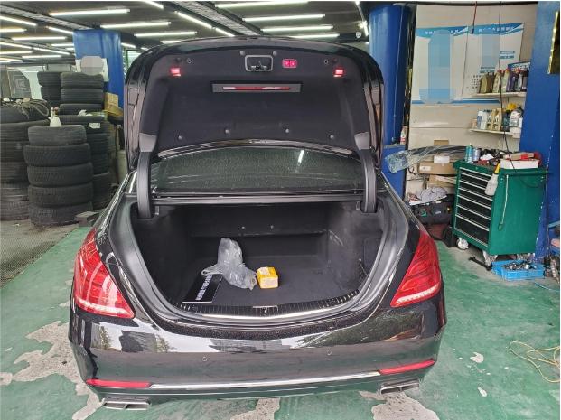 130万买辆落地300万的奔驰S600L值不值？网友：这车全国也没几辆-