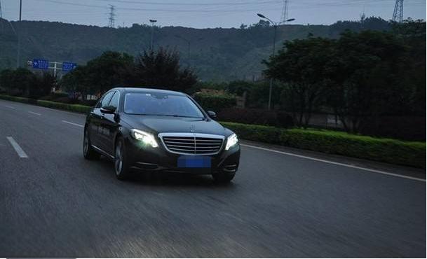130万买辆落地300万的奔驰S600L值不值？网友：这车全国也没几辆-