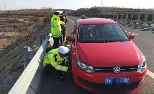 今天长常高速车祸，运钞车高速撞护栏车员必死-