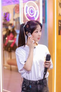 ​双马尾造型出镜，杨紫亮相综艺节目，少女范十足