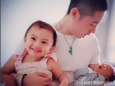 ​吴建豪婚变半月抱两娃露面，感觉孩子很像他，曾扬言要生6娃
