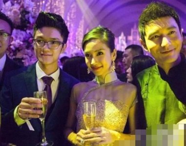 ​LOL若风化身车模？远赴德国和奔驰AMG GTR合影