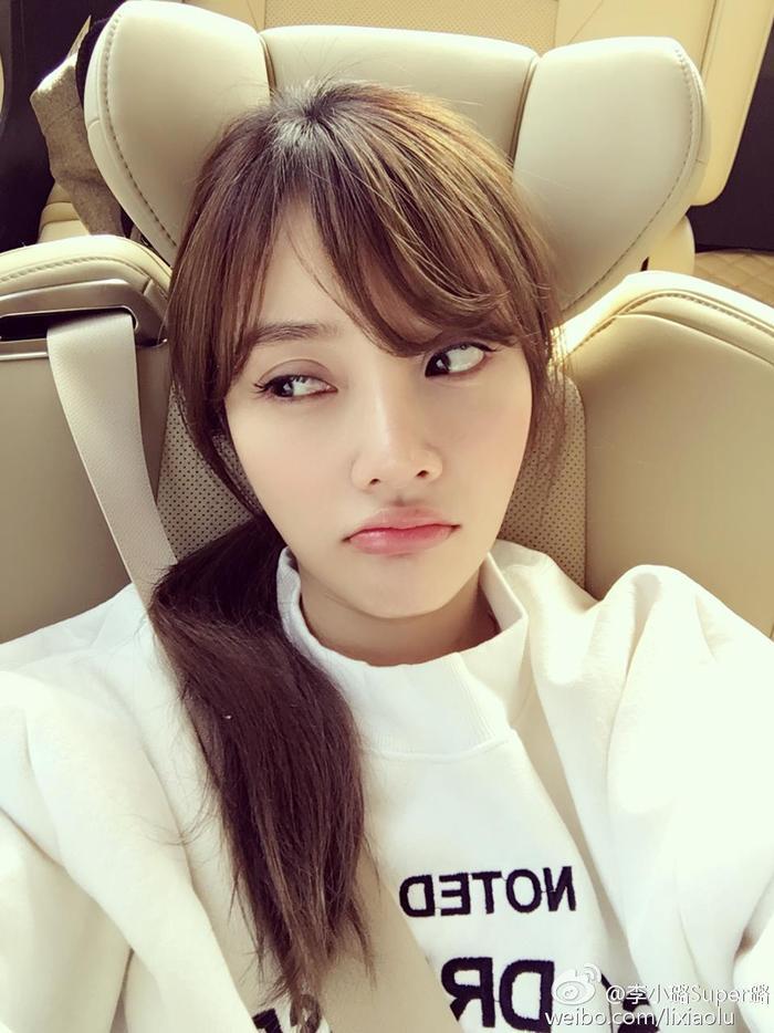 都说郑爽空气刘海甜美脱俗，但和李小璐比起来差远了