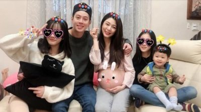 ​白家绮挺孕肚亮相　新年全家福放闪