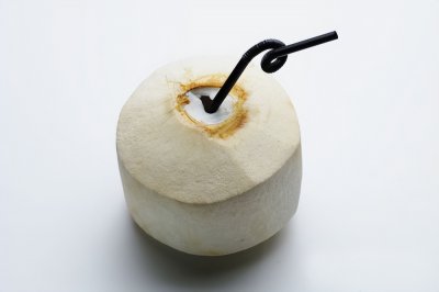 ​椰肉变粉红是不是坏了（椰肉变粉色还可以吃吗）