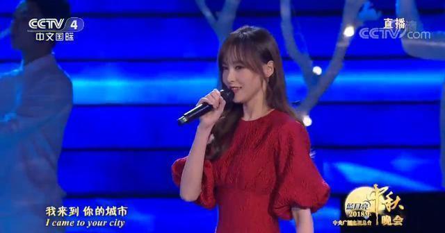 唐嫣央视中秋晚会献唱《好久不见》,罗晋甜蜜晒照,网友纷纷祝福