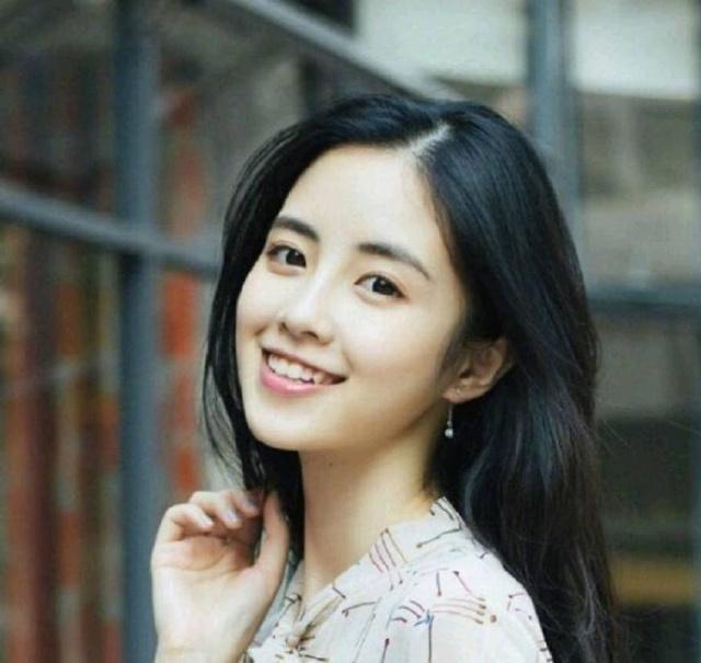 网爆胡歌已秘密领证,女主照片公开后,胡歌方否认:假的离谱!