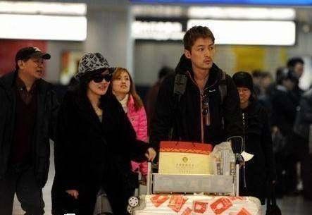 网爆胡歌已秘密领证,女主照片公开后,胡歌方否认:假的离谱!