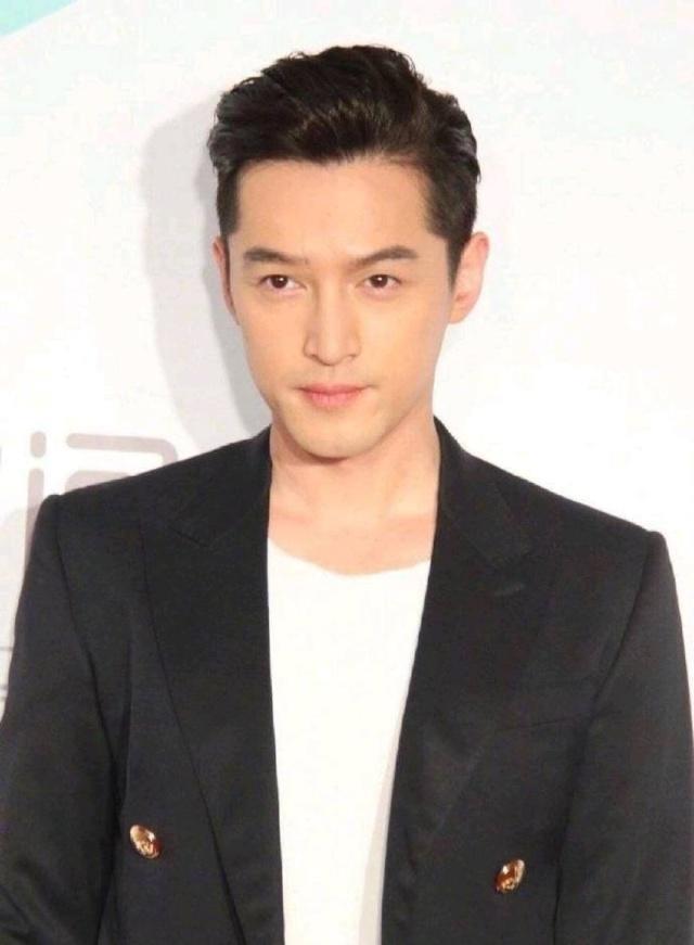 网爆胡歌已秘密领证,女主照片公开后,胡歌方否认:假的离谱!