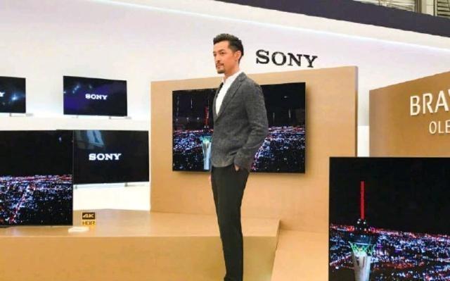 网爆胡歌已秘密领证,女主照片公开后,胡歌方否认:假的离谱!