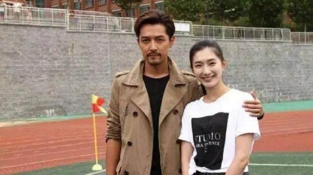 网爆胡歌已秘密领证,女主照片公开后,胡歌方否认:假的离谱!