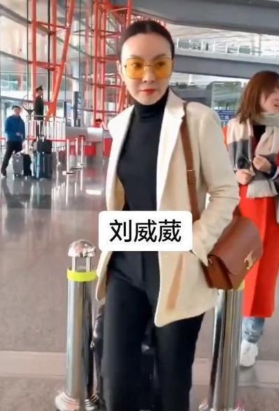 42岁“央视才女”，因性格强势和张嘉译离婚，如今再嫁富豪逆生长