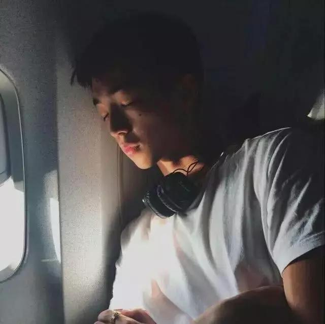 男生暗恋女生的5大表现你知道多少（男生暗恋一个女生会有的9个预兆）(5)