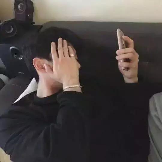 男生暗恋女生的5大表现你知道多少（男生暗恋一个女生会有的9个预兆）(6)