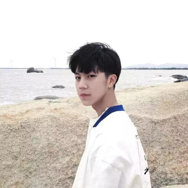 男生暗恋女生的5大表现你知道多少（男生暗恋一个女生会有的9个预兆）(3)