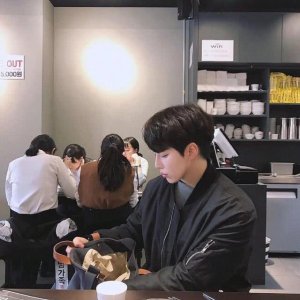 ​男生暗恋女生的5大表现你知道多少（男生暗恋一个女生会有的9个预兆）