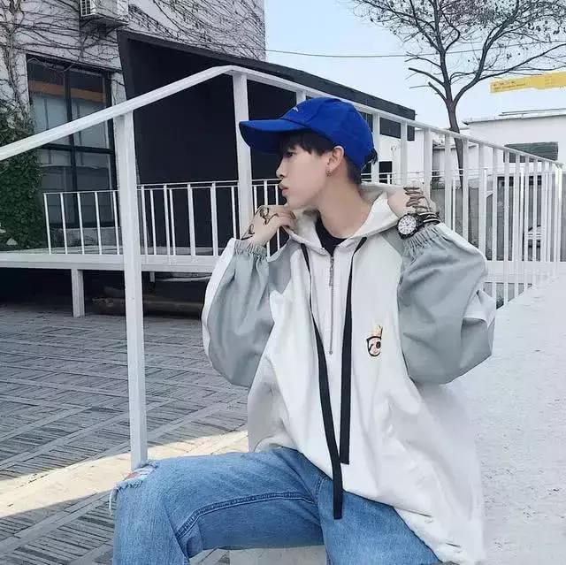 男生暗恋女生的5大表现你知道多少（男生暗恋一个女生会有的9个预兆）(4)