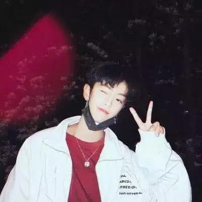 男生暗恋女生的5大表现你知道多少（男生暗恋一个女生会有的9个预兆）(8)