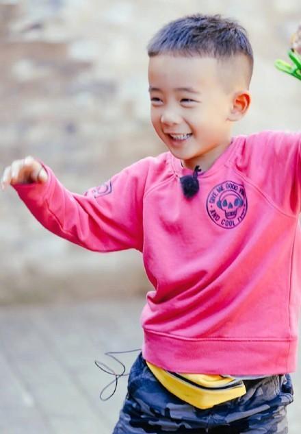 小小春新发型似“年画娃娃”！因剪头发，陈小春又被应采儿怼了