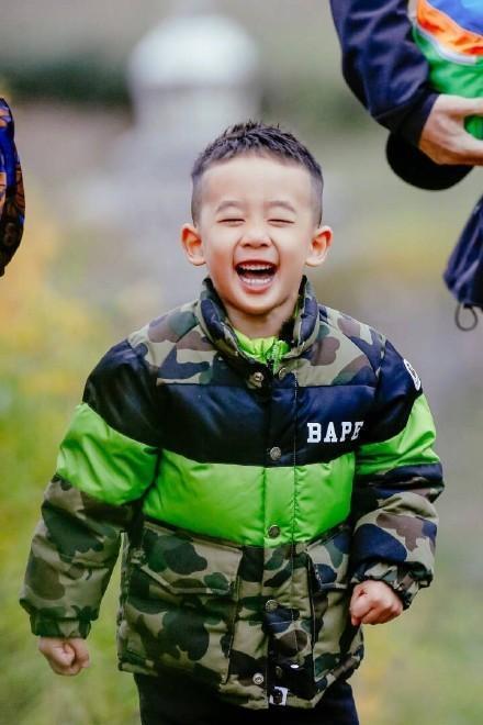 小小春新发型似“年画娃娃”！因剪头发，陈小春又被应采儿怼了