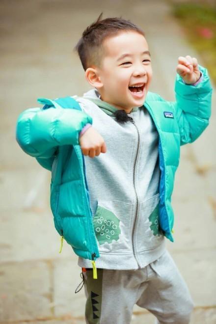 小小春新发型似“年画娃娃”！因剪头发，陈小春又被应采儿怼了