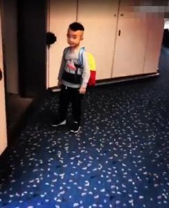 ​小小春新发型似“年画娃娃”！因剪头发，陈小春又被应采儿怼了