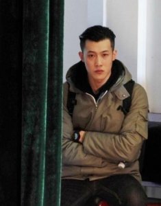 ​王宝强这次换了更帅的经纪人，网友开始操心马蓉失算了