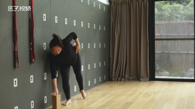 ​瑜伽半月式动作讲解