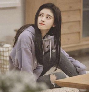 ​鞠婧祎拍戏人工增高没什么，但节目中她的脚却引注意