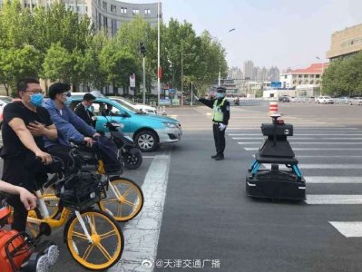 ​天津 机器人警察现身街头