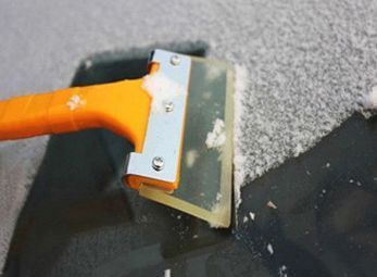 冬天擦玻璃上冻怎么办