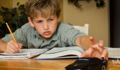 ​孩子总走神是怎么回事（为什么孩子经常走神）