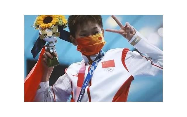 女扮男装纵横校园